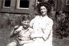 31-John Lennon as a child with his mother Julia, who was killed
