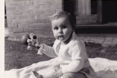 33- John Lennon's early childhood photos