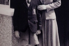 JOHN LENNON OUTSIDE 'MENDIPS' WITH HIS AUNT HARRIET (BIRCH ).