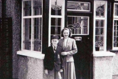 45- John Lennon's early childhood photos