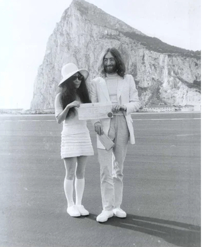 Avant-garde and unfaithful marriage
