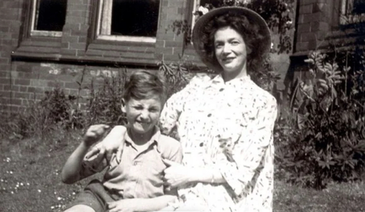 Julia's trail in her son, in her songs